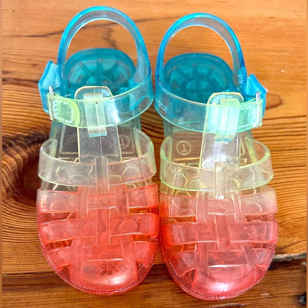 Fun jelly sandals! Great condition! Size 7 for toddlers.